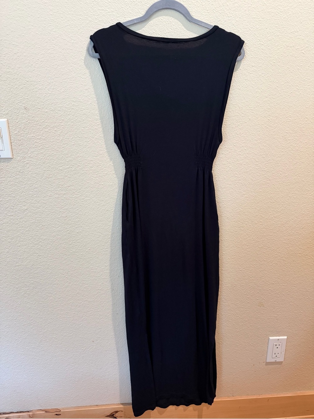 Sleeveless Black V-Neck Maxi Dress - Timeless Everyday Style - Picture 3 of 4